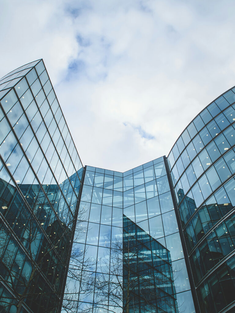 Bâtiment vitré moderne symbolisant la transparence, la vision et le leadership.