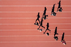 Coureurs sur une piste illustrant l’énergie et la résilience du leader.