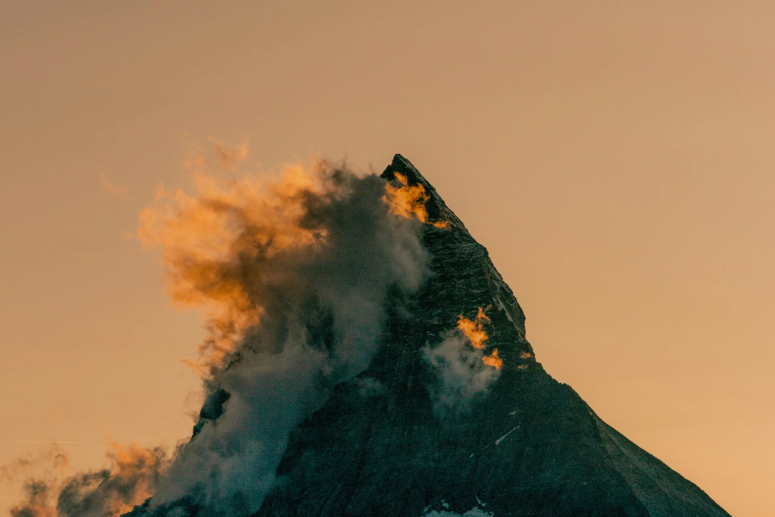 Sommet du Cervin au coucher du soleil, symbole de leadership inspirant.