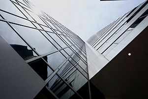 Bâtiment moderne en contre-plongée, évoquant ambition et vision.